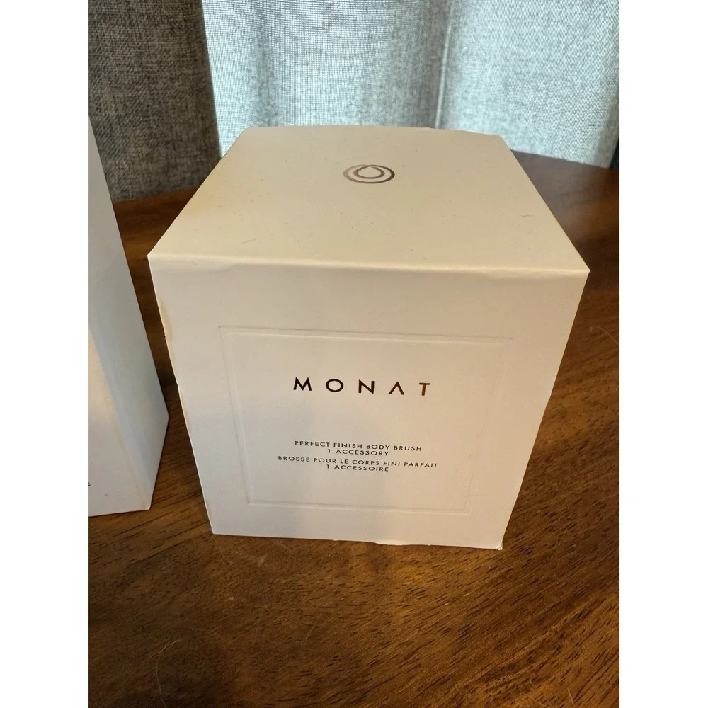 Monat Shimmering Radiance Body Luminizer & Perfect Finish Body Brush Illuminizer